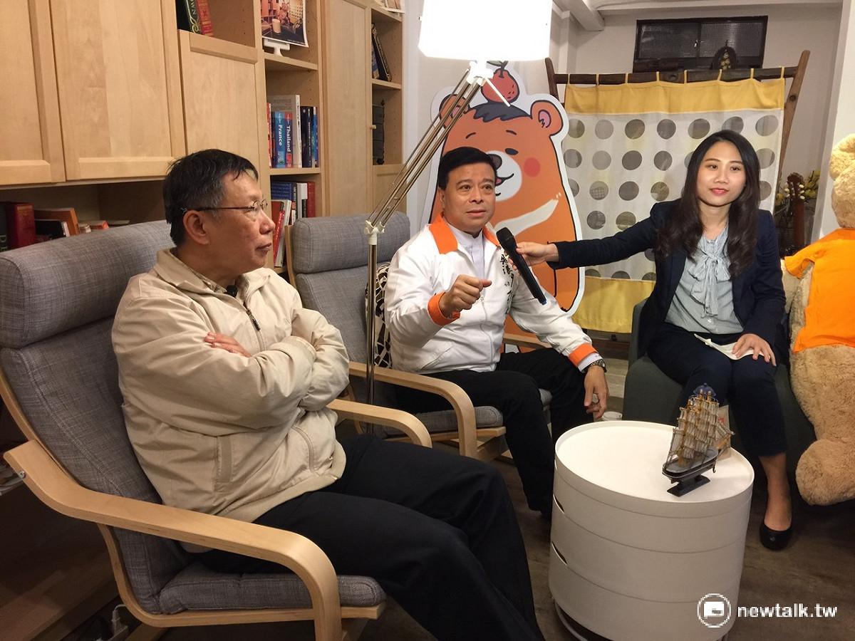 台北市長柯文哲13日和親民黨籍立委候選人劉文雄進行「夜問」座談會。 圖：劉奕霆/攝