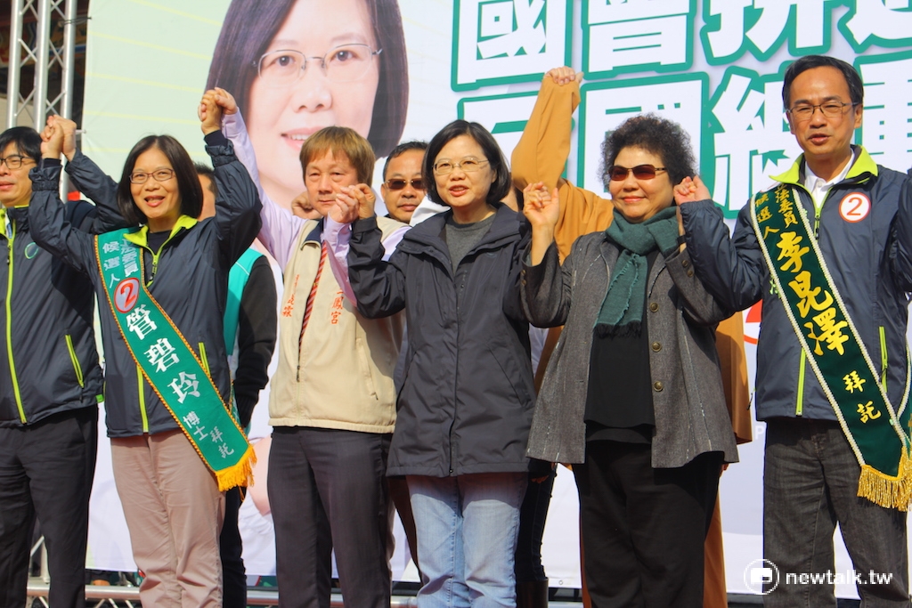 民進黨總統候選人蔡英文14日再次南下，從高雄三民區開始車隊掃街。 圖：劉奕霆/攝