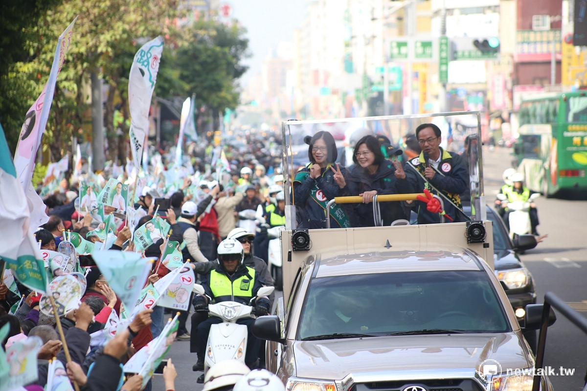 民進黨總統候選人蔡英文14日再次南下，從高雄三民區開始車隊掃街。她致詞時表示，這是點亮台灣每一里路第2階段掃街拜票。 圖：劉奕霆/攝
