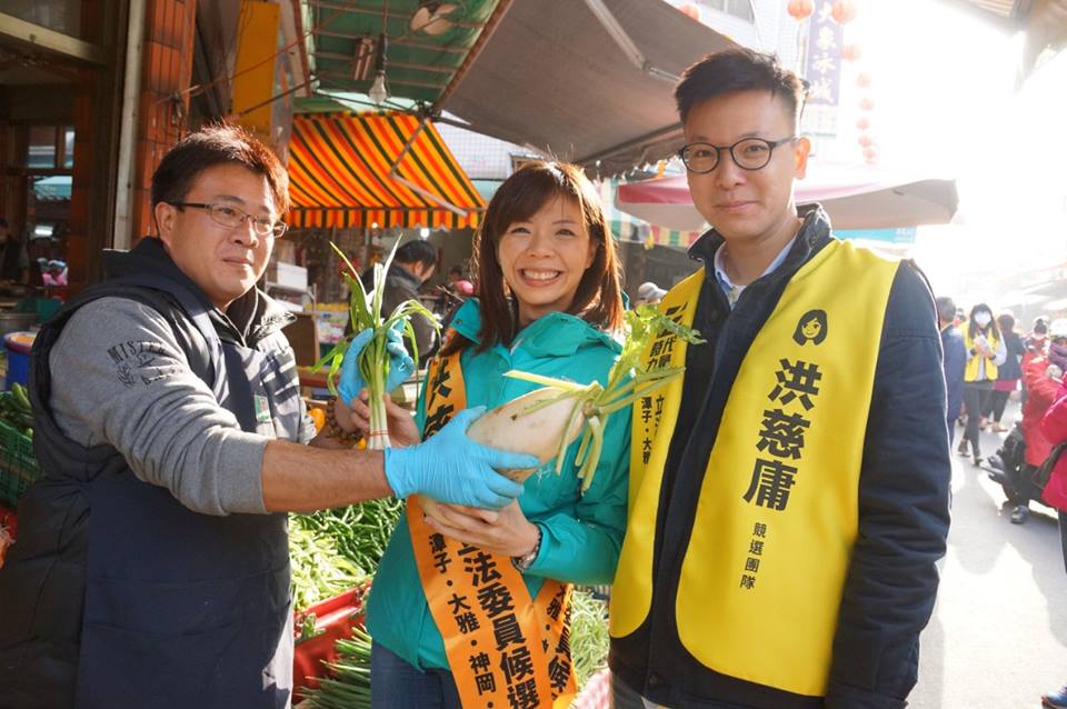 林飛帆退伍忙著幫第三勢力的朋友站台輔選，如今大選結束，18日透過臉書表示在完成台大政治所學業後將出國深造。 圖：翻攝洪慈庸臉書