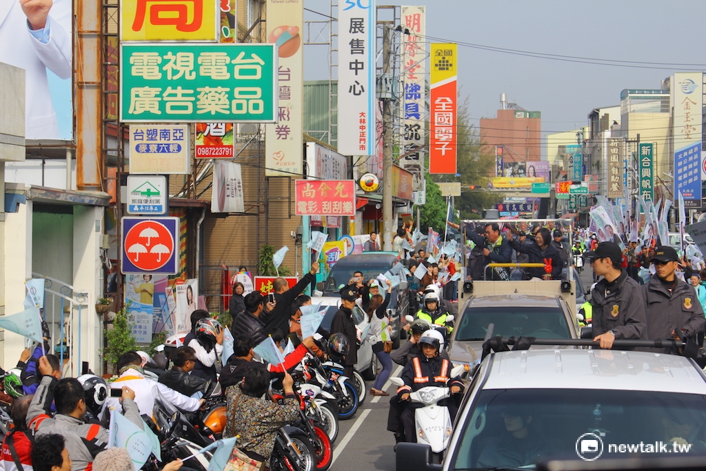 民進黨總統候選人蔡英文14日下午2點在立委候選人陳明文的陪同下，一起在大林鎮內進行車隊掃街拜票。 圖：劉奕霆/攝