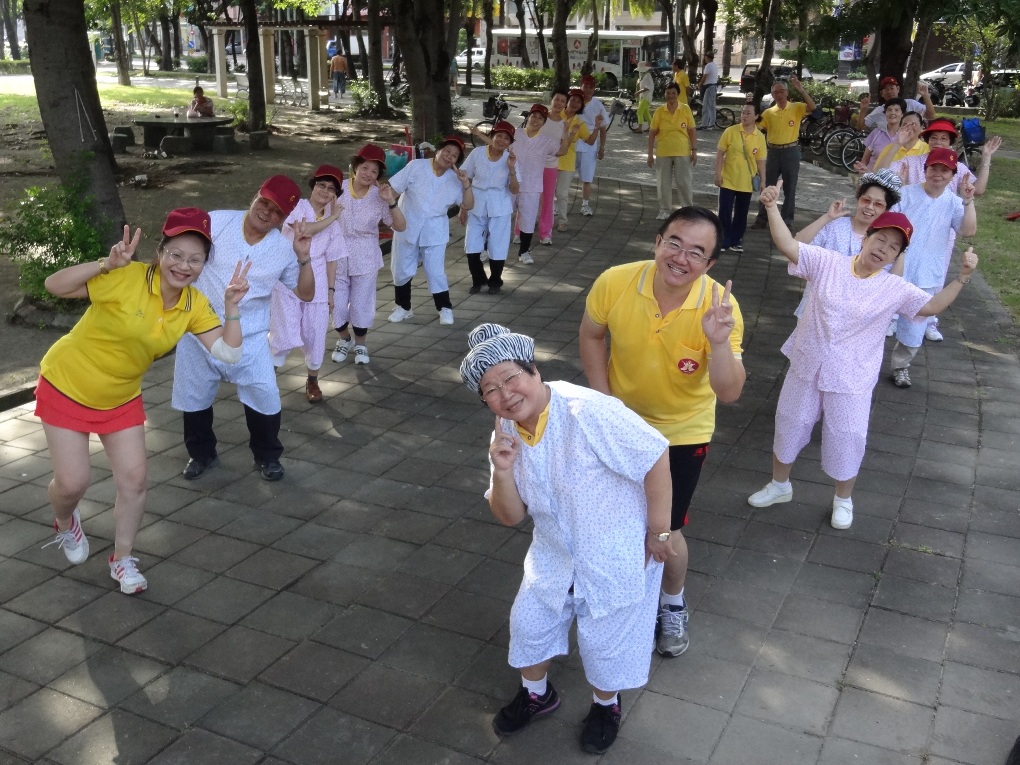 智慧財產局推動著作權法修正案，未來阿公阿嬤們若在公園等公共場所放音樂伴舞必須繳納權利金。圖為高雄市三門區安泰社區舞團。 圖:翻攝衛福部國健署網站
