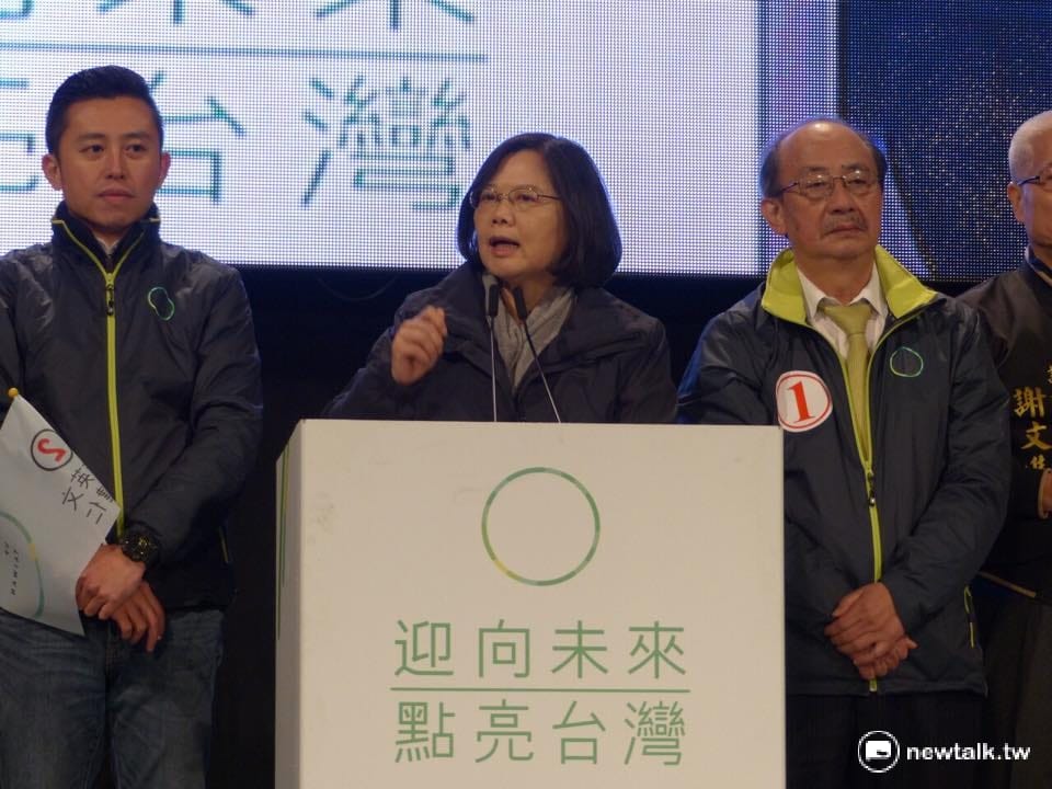 民進黨總統候選人蔡英文14日晚間在新竹力挺立委候選人柯建銘。 圖：劉奕霆/攝