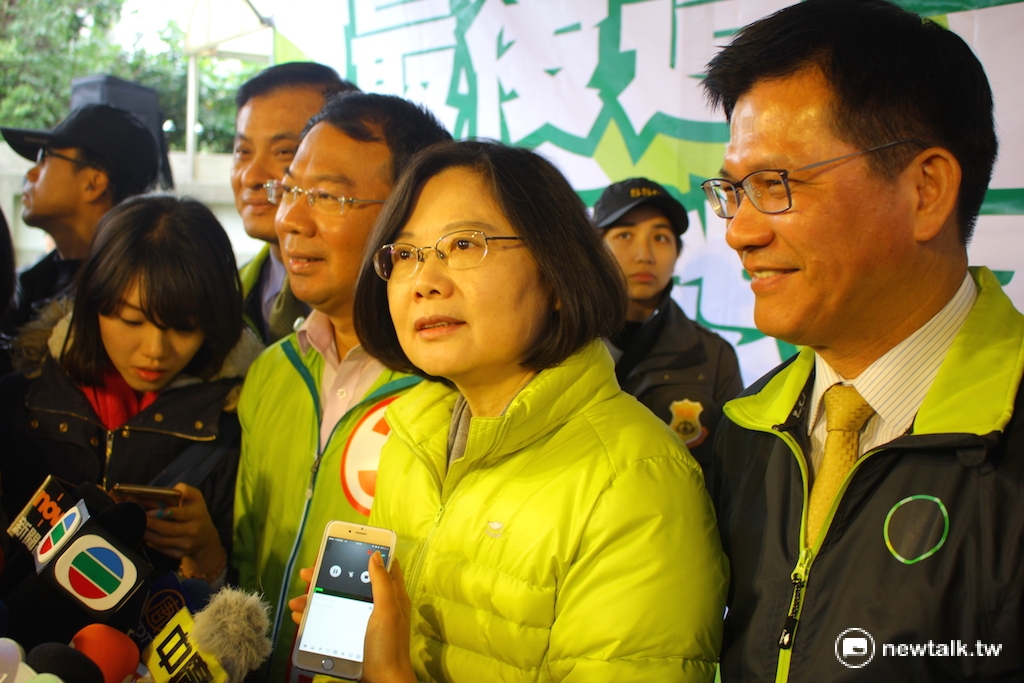 民進黨總統候選人蔡英文15日上午從台中豐原進行選戰最終日的掃街拜票行程。 圖：劉奕霆/攝