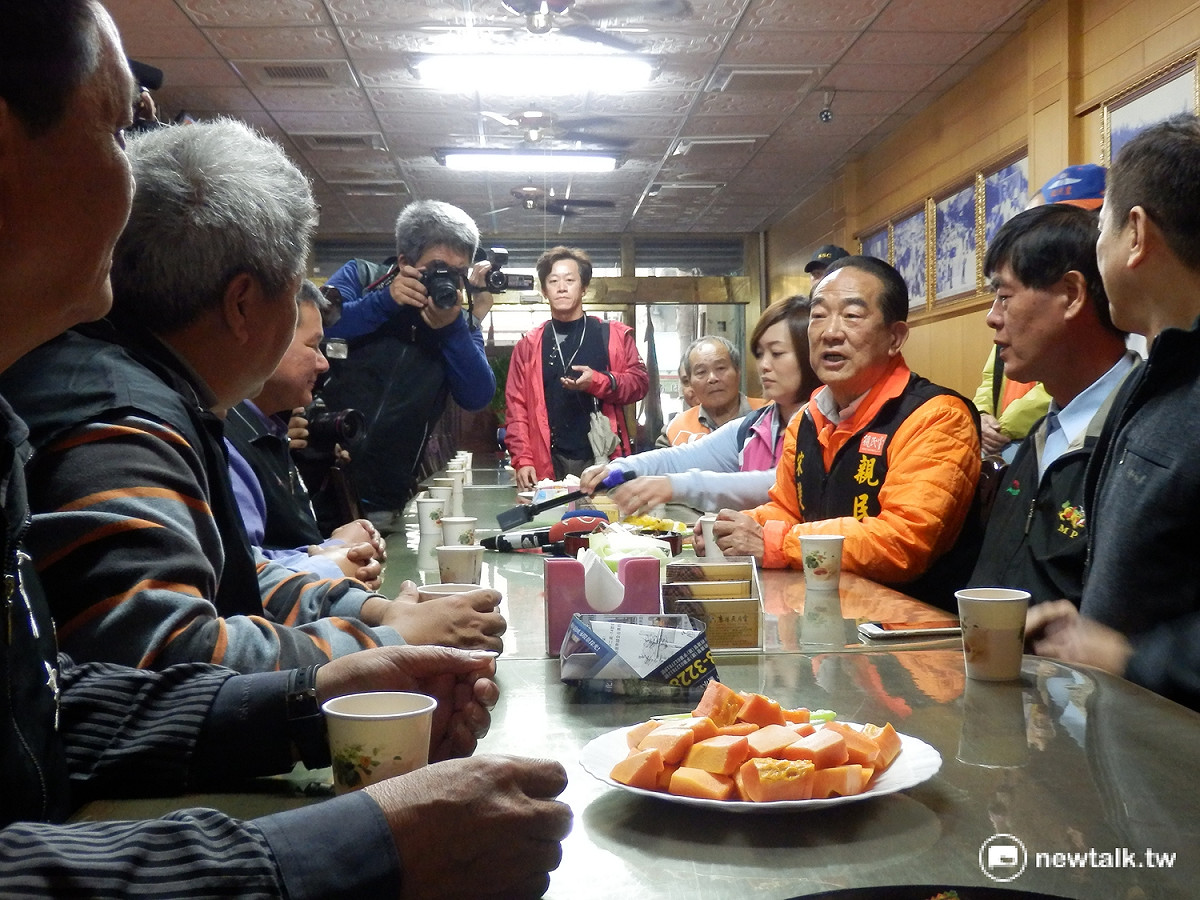 親民黨總統候選人宋楚瑜15日至鹿港天后宮參香，並與廟方人員晤談。 圖：符芳碩/攝