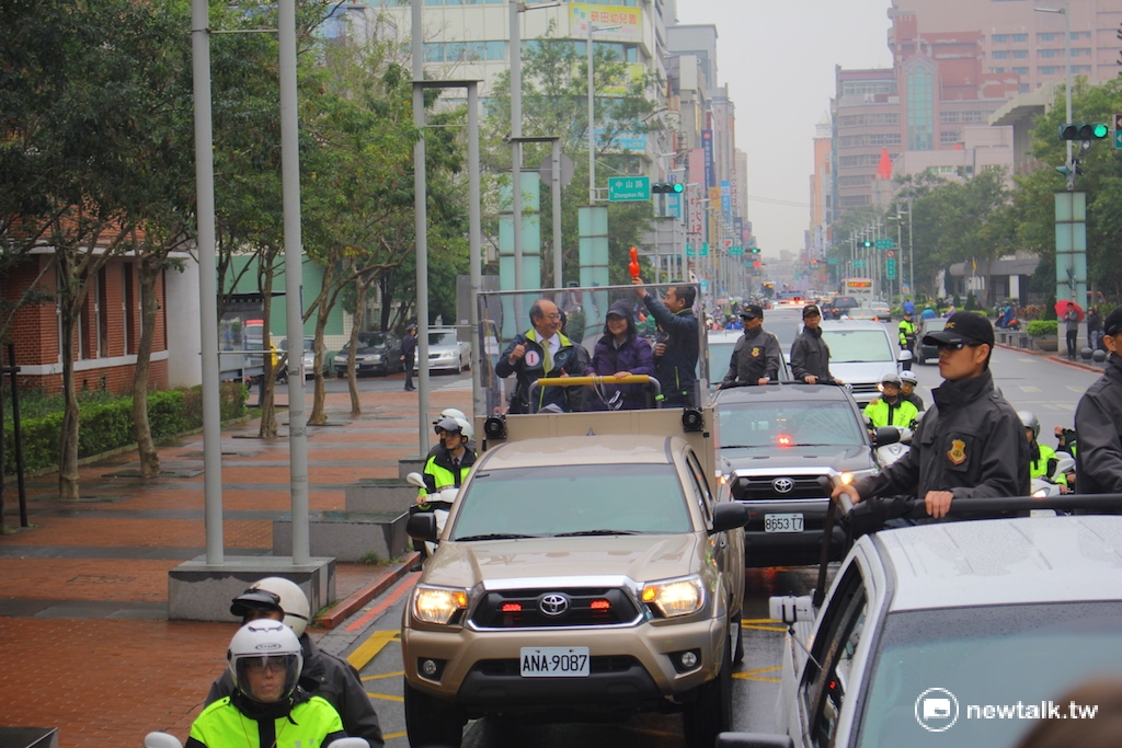 蔡英文在新竹跟立委候選人柯建銘掃街拜票時，雖然途經新竹市區，從城隍廟口到新竹火車站，但沿途民眾較無熱情回應。 圖：劉奕霆/攝