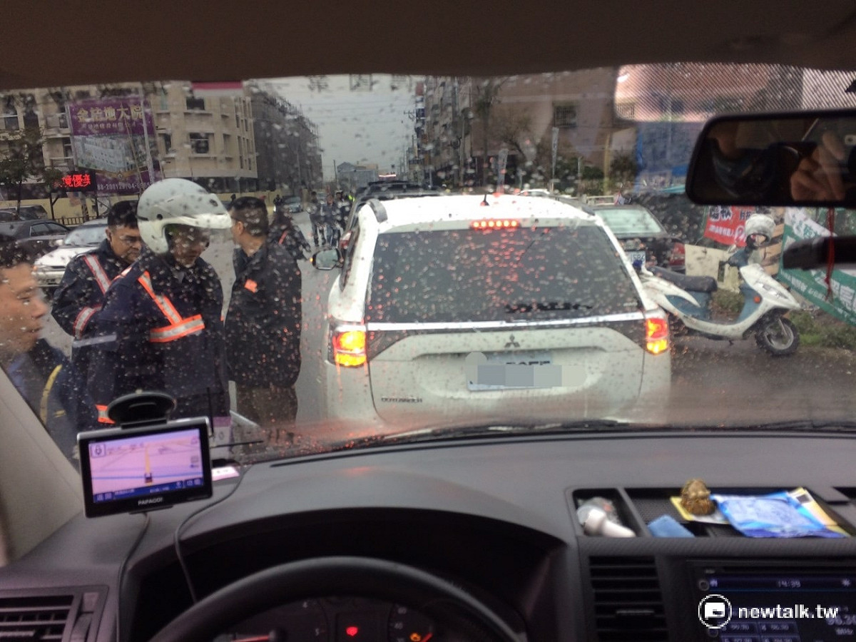 媒體車在掃街過程追撞前導車，所幸2輛車上都沒有人受傷。 圖：符芳碩/攝