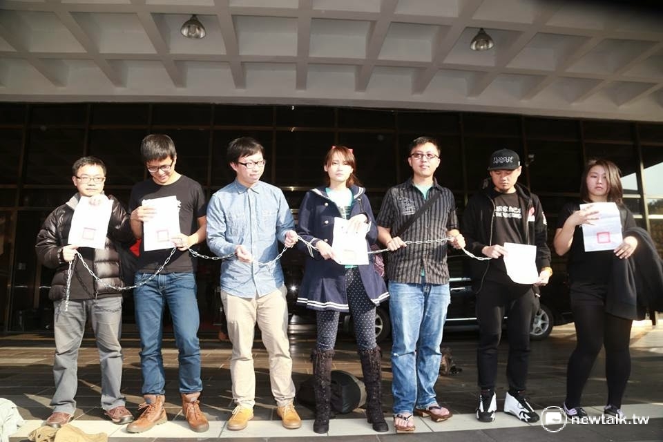 2014年以肉身封路阻擋國台辦主任張志軍的黑島青年成員魏揚、賴品妤等8人，被依妨害公眾往來安全罪和強制罪起訴，台北地院15日判8人有罪但基於公益判免刑。 圖：新頭殼資料照片