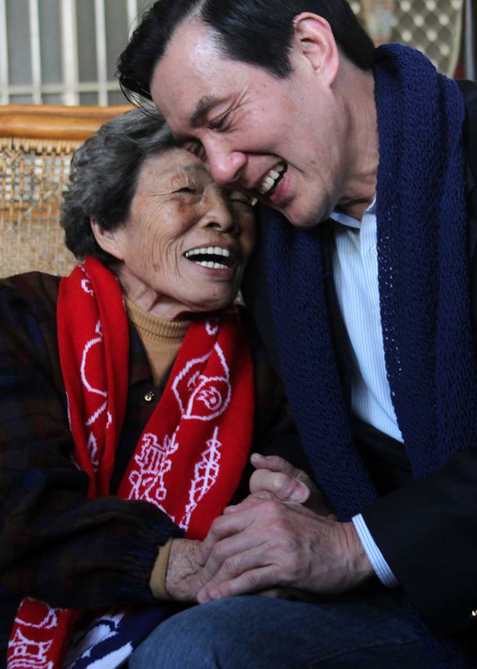 總統馬英九15日提及去世的「小桃阿嬤」，忍不住哽咽。 圖：總統府提供