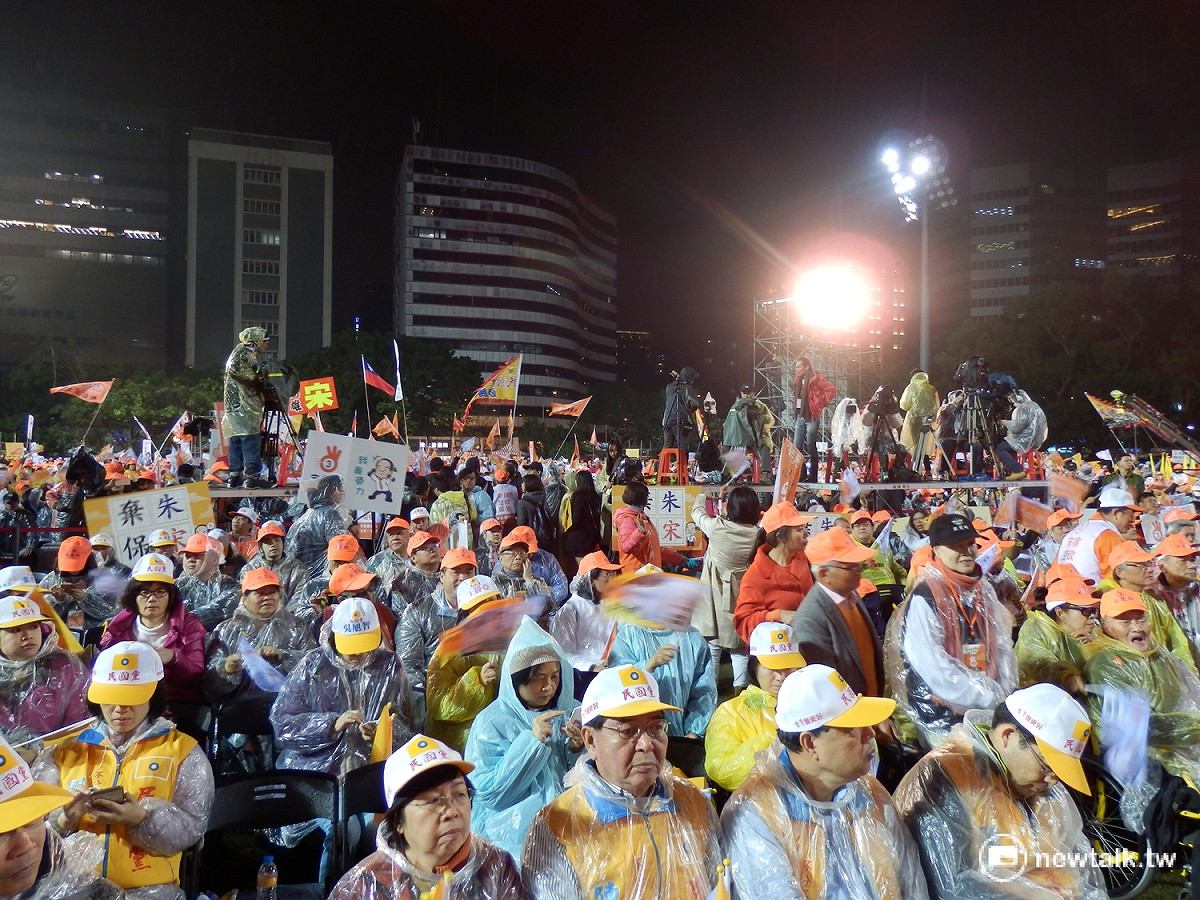 親民黨總統候選人宋楚瑜15日舉辦選前之夜大型造勢，現場湧進1.5萬支持者。 圖：符芳碩/攝