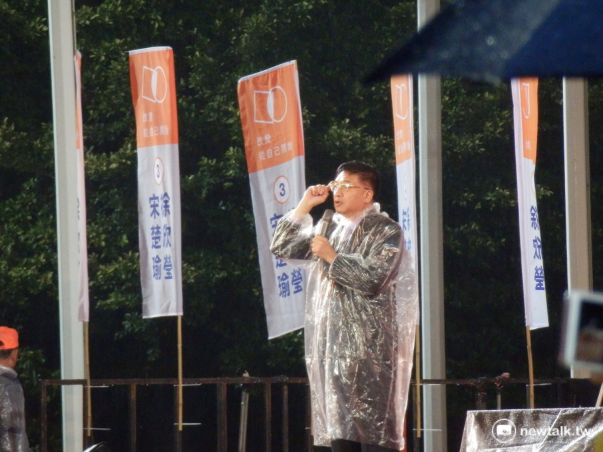 名嘴胡忠信說，宋選情已經黃金交叉，只要1人拉10票就能贏。 圖：符芳碩/攝
