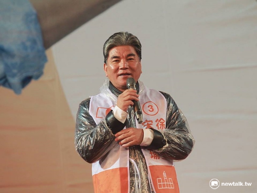 親民黨總統候選人宋楚瑜15日舉辦選前之夜大型造勢，前內政部長李鴻源致詞時強調，宋選情「早就跟朱立倫黃金交叉」，勝利機會非常高。 圖：符芳碩/攝