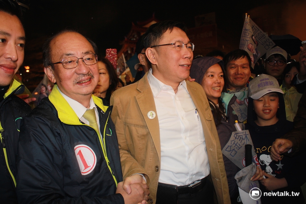 2016總統選戰進入最終決戰日，台北市長柯文哲日前便規劃遠離台北市和新北市的民進黨總統候選人蔡英文和國民黨總統候選人朱立倫，驅車到新竹出席民進黨立委候選人柯建銘的選前之夜。 圖：劉奕霆/攝