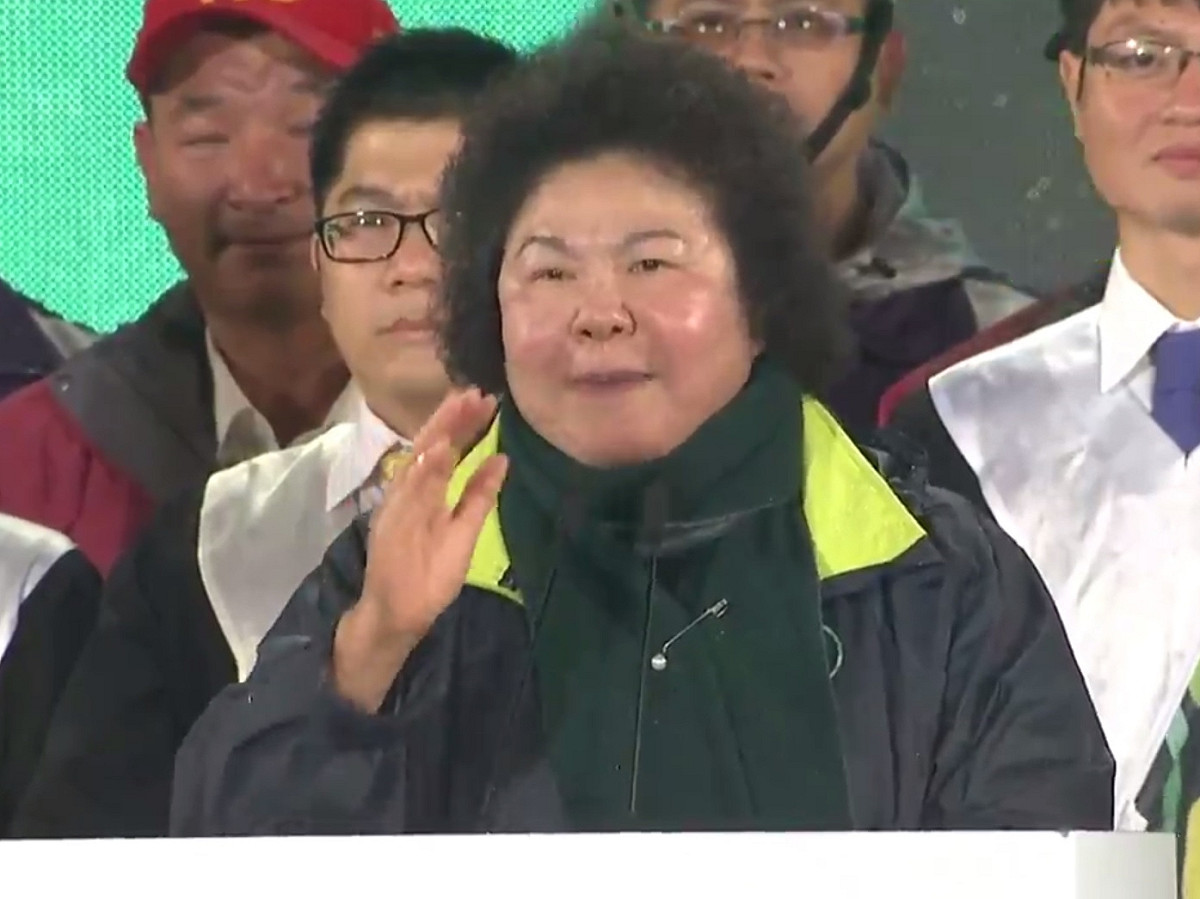 高雄市長陳菊16日在大選投票結束後，下午5時即發出新聞稿，期待新政府成立總統南部辦公室，並以此作為起點，啟動部會及國營企業總部的南遷，建立政經多核心。  圖：翻拍民進黨youtube網站