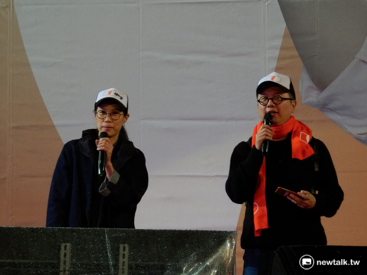 親民黨總統候選人宋楚瑜女兒宋鎮邁及知名音樂人許常德15日為宋楚瑜站台。 圖：符芳碩/攝