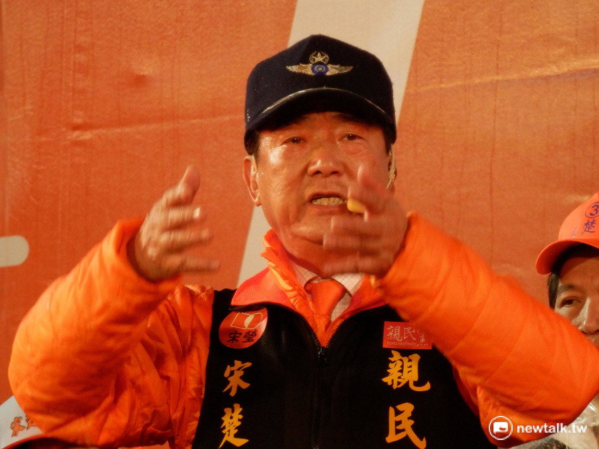 親民黨總統候選人宋楚瑜15日說，當選後將推動二輪選舉制。 圖：符芳碩/攝