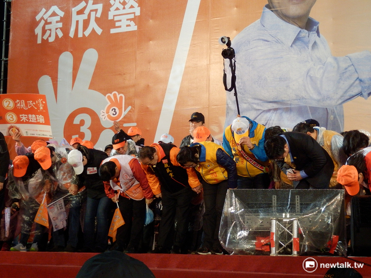 親民黨總統候選人宋楚瑜15日與副手徐欣瑩帶著立委候選人深深一鞠躬，向台下群眾拜票。 圖：符芳碩/攝