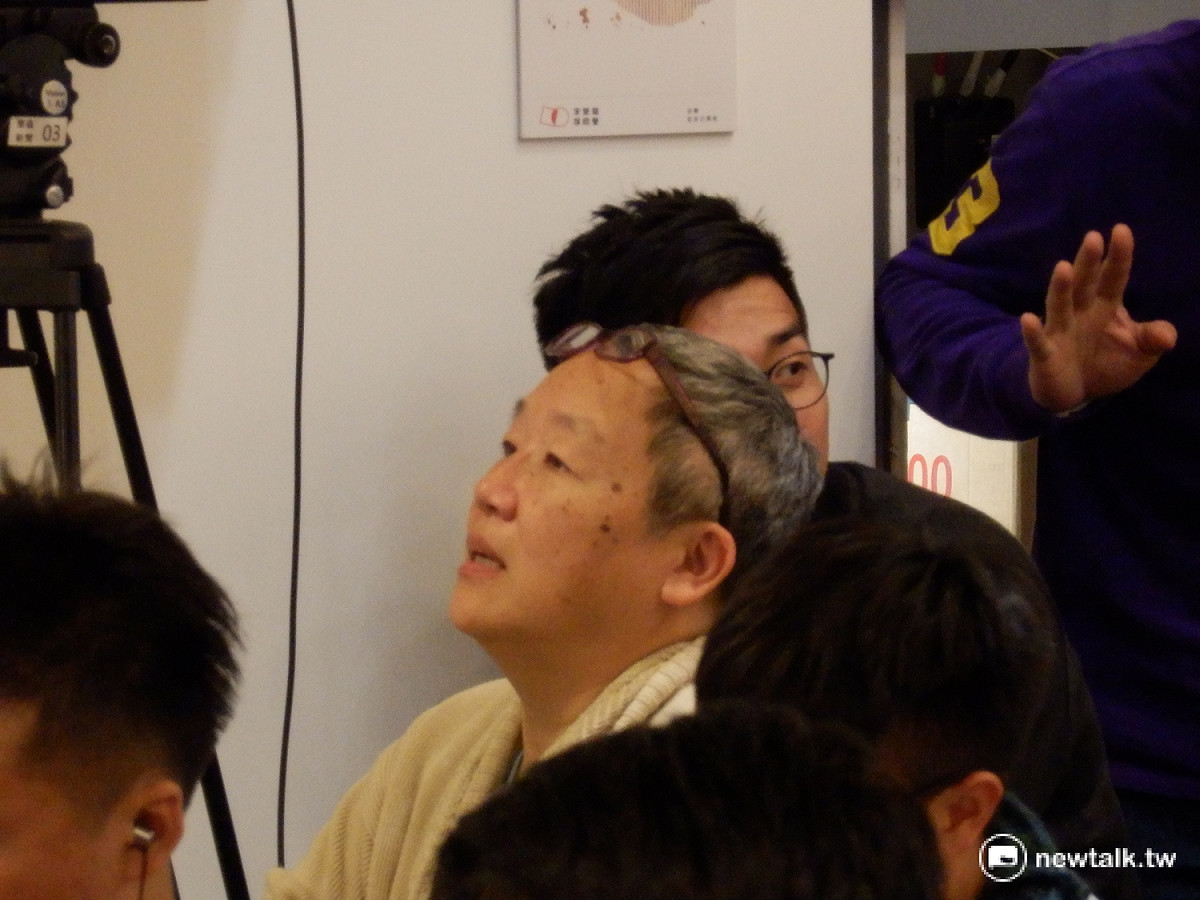 總部內支持者看著開票轉播，表情凝重。 圖：符芳碩/攝
