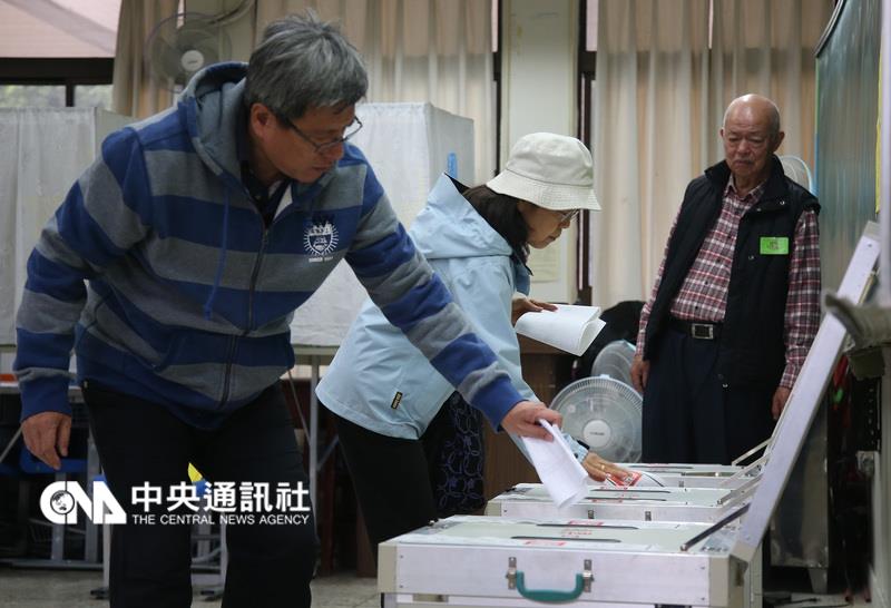 第14任總統副總統與第9屆立法委員選舉16日投票，投 票時間上午8時至下午4時；中央選舉委員會預估晚間10 時前完成開票。許多民眾一早前往投票。 圖：中央社