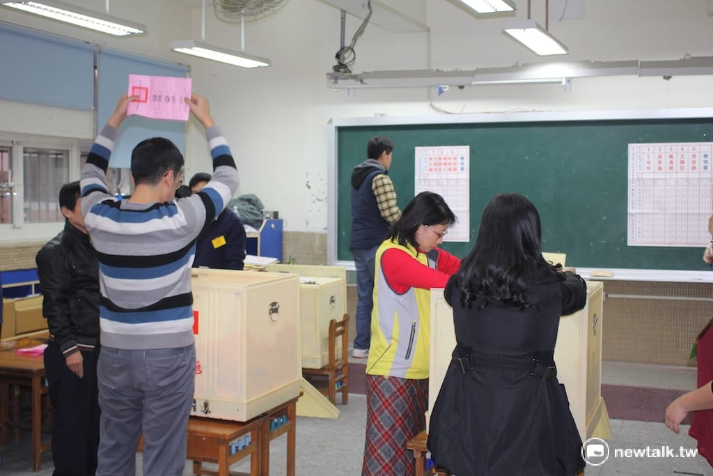 第14任總統副總統、第9屆立委選舉16日下午4點結束投票，其中被稱為台北市選舉「章魚哥」的士林區天玉里結束開票作業。 圖：劉奕霆/攝