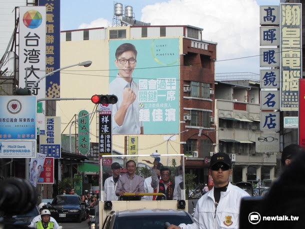 國民黨籍候選人王進士自行宣布敗選。圖為王進士與朱立倫共同掃街。 圖：新頭殼資料照片。