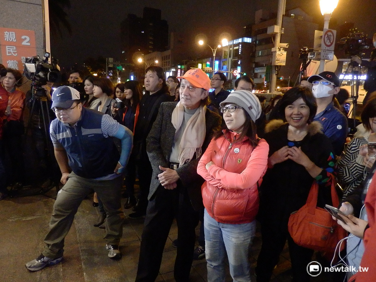 親民黨總統候選人宋楚瑜16日晚間開出票數突破百萬，總部外支持者開心表示，對得起宋主席了。 圖：符芳碩/攝