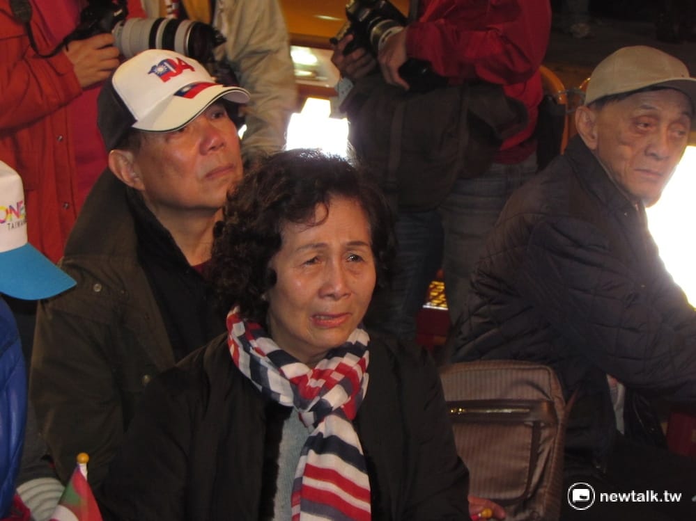 支持者為國民黨的敗選落淚。 圖：邱珮文/攝