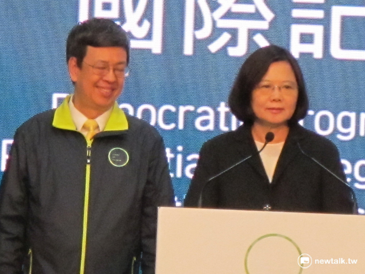 新任總統當選人蔡英文16日晚間召開國際記者會。 圖：林朝億/攝