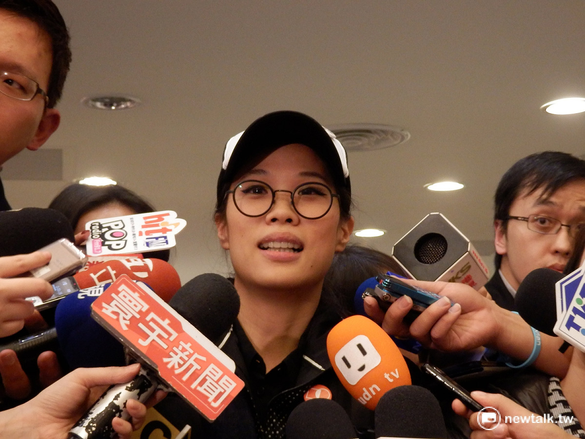 宋鎮邁受訪時開玩笑說，爸爸的下一步是趕快回家睡覺。 圖：符芳碩/攝