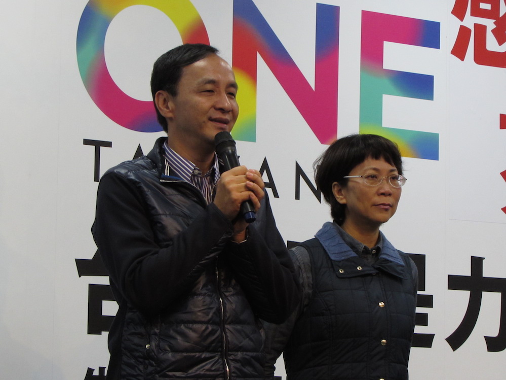 國民黨黨主席朱立倫17日出席感恩志工餐會時表示，他會承擔一切敗選責任，請大家不要把責任指向其他人。 圖：邱珮文/攝