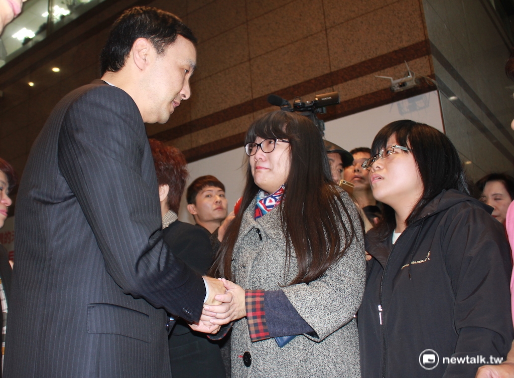 朱立倫下午走出國民黨中央黨部時，不少黨工在門口高喊「朱立倫加油！」甚至有人激動掉淚。 圖：劉奕霆/攝