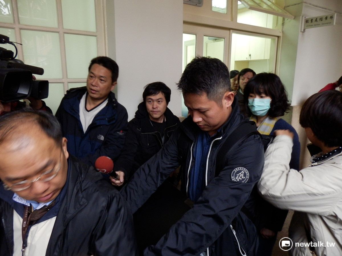 立法院秘書長林錫山辦公室19日遭檢調搜索，並帶走1名女性職員(圖中戴口罩者)。 圖：符芳碩/攝