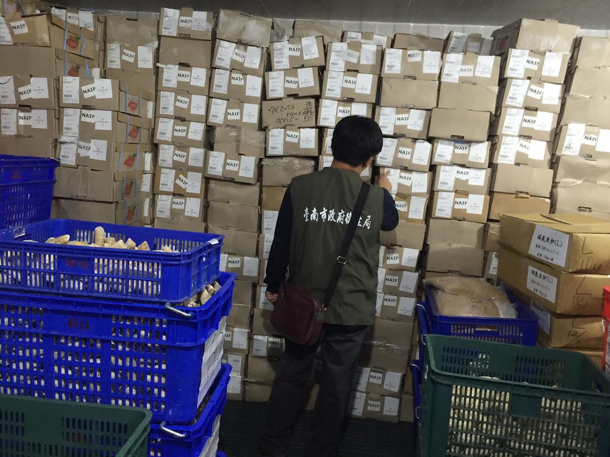台南市衛生局發現，精彩集團涉購買逾期食品，送到旗下的餐廳使用。 圖：台南市衛生局提供