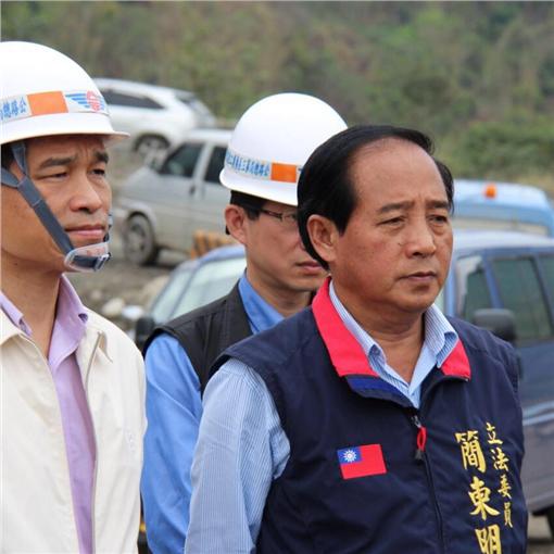 國民黨籍山地原住民立委簡東明的全姓樁腳等4人，涉嫌於上周立委選舉前1天至3天，以一票300元行賄選民，於太平地區部落新城買票。20日台中地方法院裁定其中3人羈押禁見。 圖:翻攝簡東明臉書
