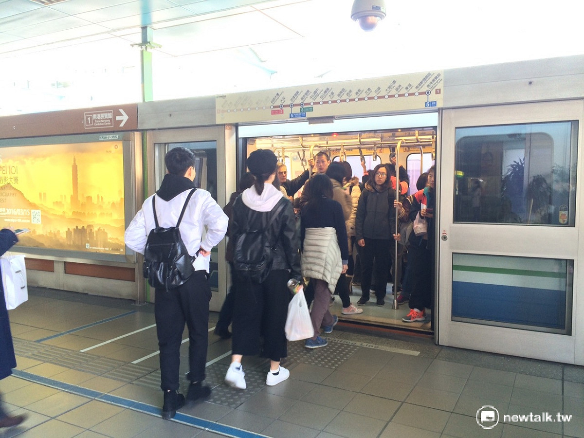 台北捷運公司26日上午表示，繼上週一(18日)起縮短文湖線班距後，北捷即日起又試行2招對策。 圖：劉奕霆/攝