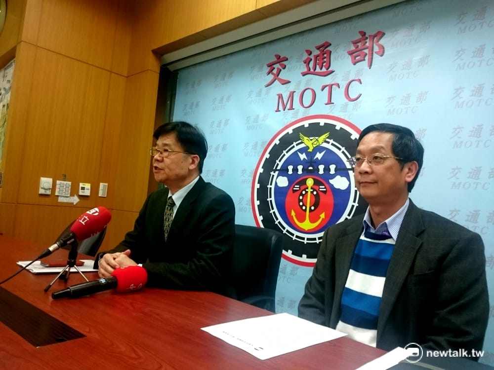 高鐵局26日召開記者會，否認行政院已通過機捷「減價驗收」一事。 圖：翁嫆琄/攝