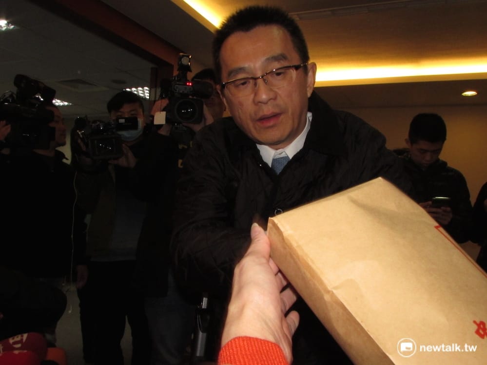 代理主席黃敏惠27日委託前立委徐中雄代替領表，參選國民黨主席補選，讓大批媒體措手不及。 圖：邱珮文/攝