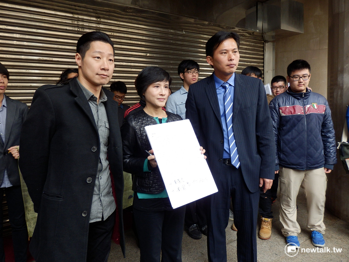 民進黨立委鄭麗君及時力立委當選人黃國昌、林昶佐共同簽署提案書。 圖：符芳碩/攝