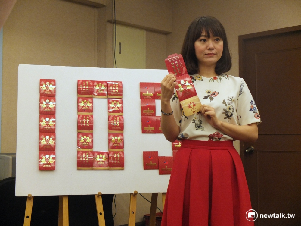 總統府29日公布新年福袋，由總統府人員出面展示福袋內容。 圖：翁嫆琄/攝