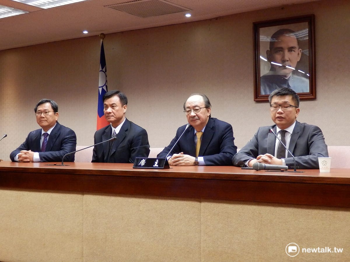 民進黨團總召柯建銘29日雖說「大家都很開心」，但在他人致詞時，柯的表情凝重。 圖：符芳碩/攝