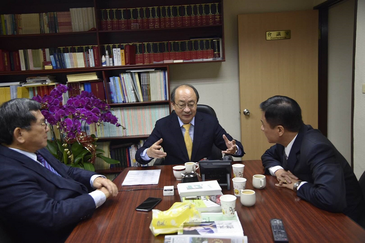 民進黨立委柯建銘、陳明文、蘇嘉全29日一起協調出立院龍頭人選。 圖：翻攝蔡英文臉書