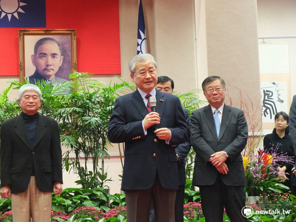 行政院長毛治國30日終於現身，他大談自己堅持辭職的原因仍是希望能多數黨組閣。 圖：翁嫆琄/攝