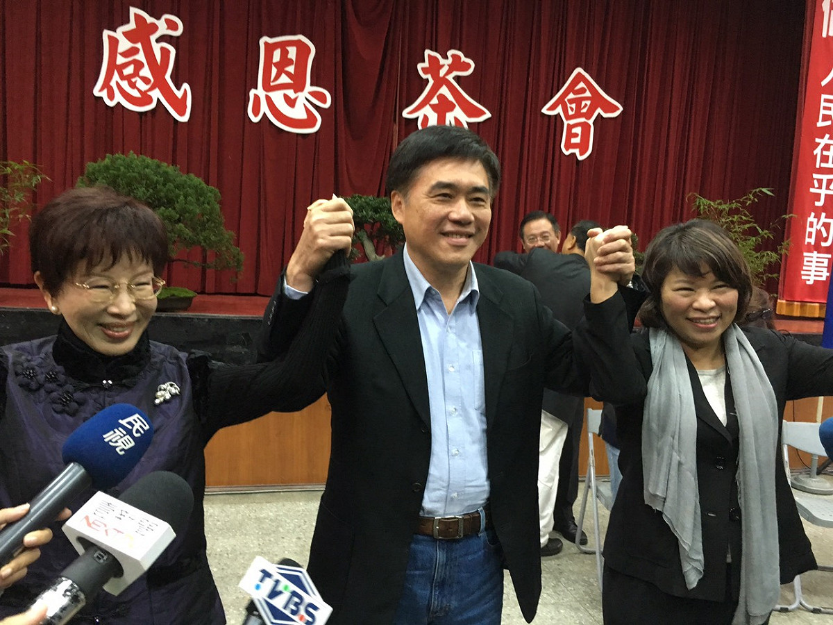 國民黨主席參選人洪秀柱、黃敏惠31日連袂參與基隆市黨部感恩茶會，日前退選的前副主席郝龍斌特別牽起兩人的手象徵團結。 圖：郝龍斌辦公室提供