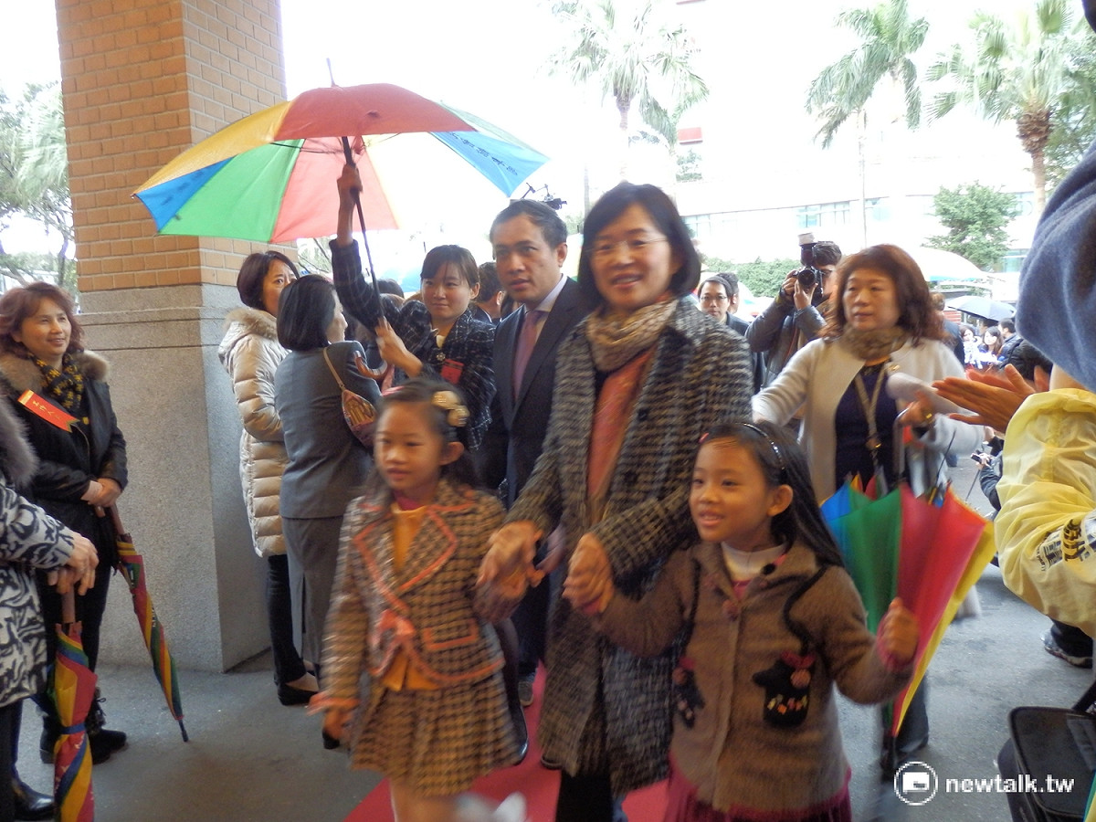 綠委蘇巧慧帶著先生小孩出席。 圖：符芳碩/攝