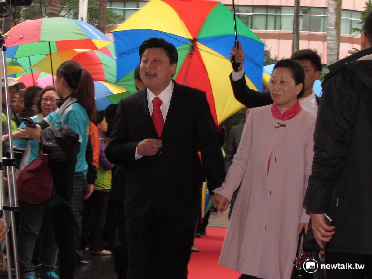 藍委徐榛蔚在前夫傅崑萁的陪伴下進場。 圖：邱珮文/攝