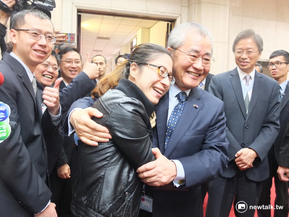 行政院長毛治國1日卸任，政院同仁也一一與他握手，甚至擁抱道別。 圖：翁嫆琄/攝