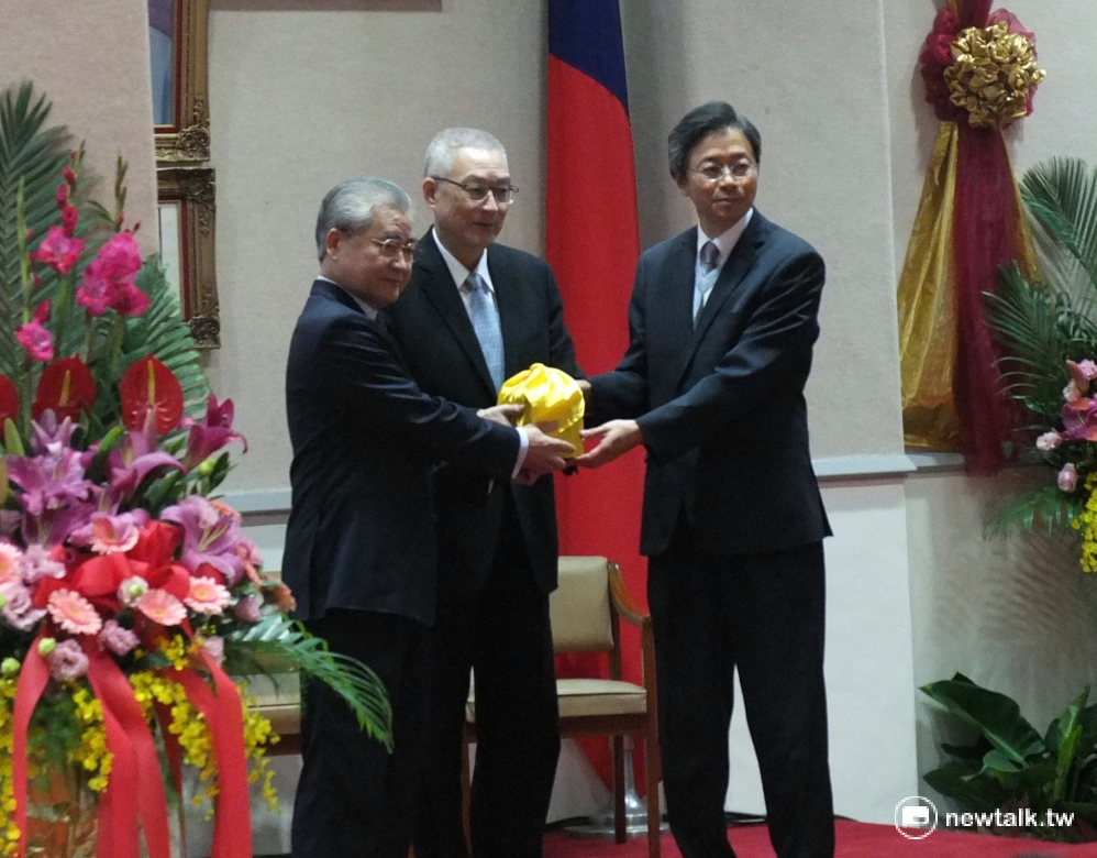 行政院1日舉辦交接儀式，毛治國正式將閣揆一職交給張善政。 圖：翁嫆琄/攝