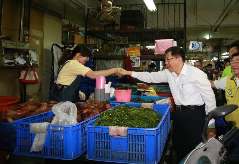 台北市長柯文哲2日上午表示，果菜市場的營運模式是要先解決的問題。圖為柯文哲當選市長前到環南市場拜票。 圖：柯文哲辦公室提供