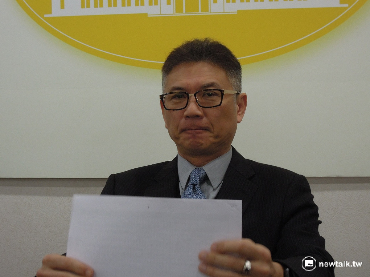 行政院3日中午宣布12項重大政策是否續推。 圖：翁嫆琄/攝