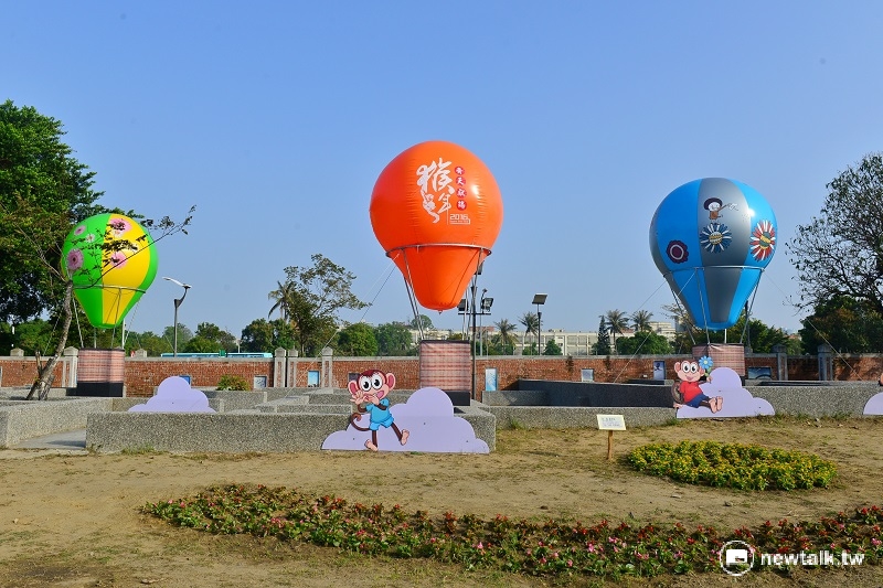 延續去年新春「遍地開花」概念，今年台南百花祭同步於台南市6處公園展開，並結合猴年主題，花欉裡隨處可見猴子佈景。 圖：黃博郎/攝